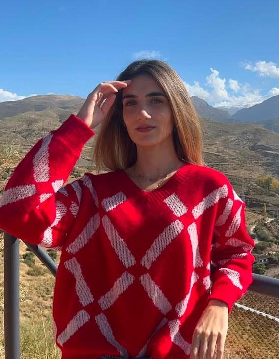 Lucía Fernández creadora UGC en exterior generando contenido natural para marcas en Brilla Influencers