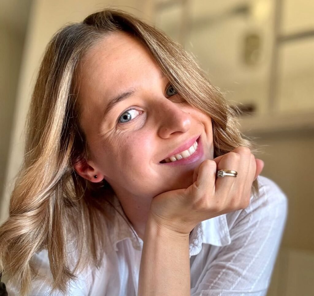 Alexandra Suciu, creadora UGC de Brilla Influencers, sonriendo de manera auténtica con un estilo natural y cercano.