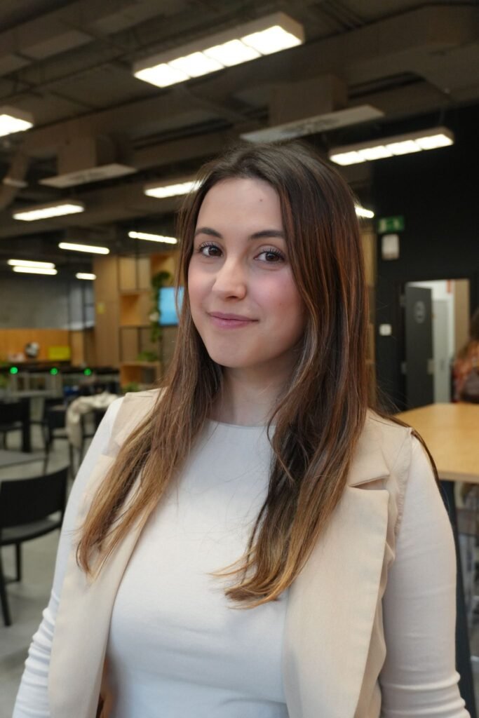 Sheila Vivas mostrando el rímel Lancôme Idôle para unas pestañas largas y definidas.