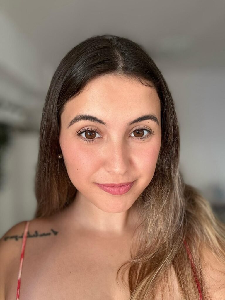 Sheila Vivas, influencer UGC de Brilla Influencers y Comunicación, con una expresión natural y fresca, mostrando su estilo auténtico
