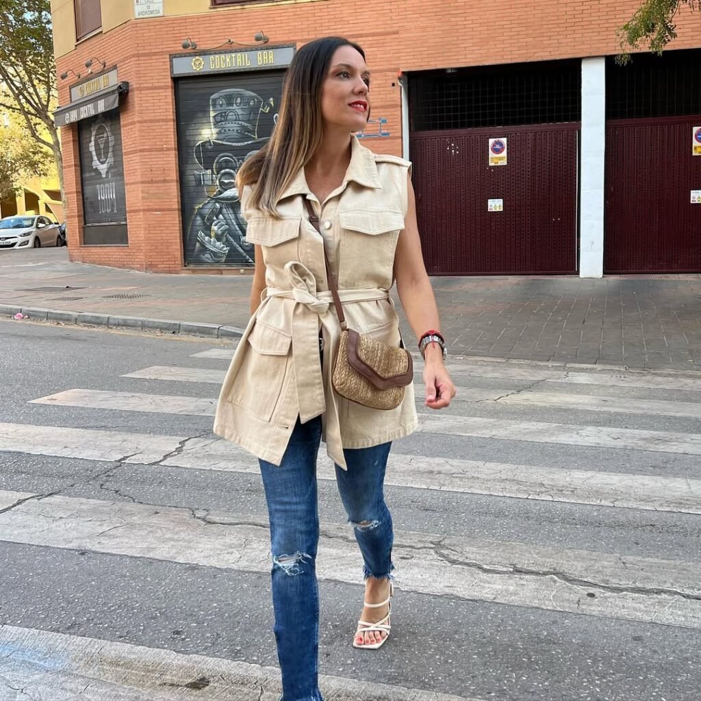 Ana Gutierrez Torres caminando por la ciudad con look casual urbano para contenido lifestyle creado por Agencia de marketing digital Brilla Influencers y Comunicación