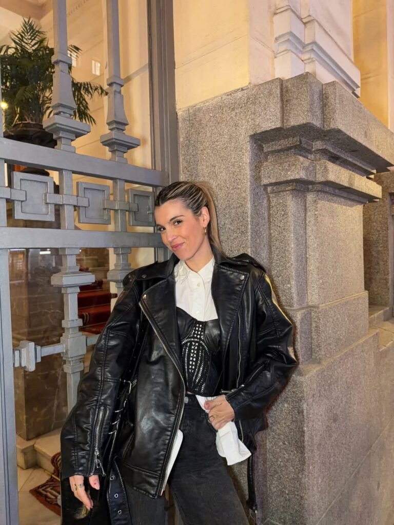 Dessire Verdu Zarco posando con chaqueta de cuero negra y look moderno para contenido de moda creado para Agencia de marketing digital Brilla Influencers y Comunicación