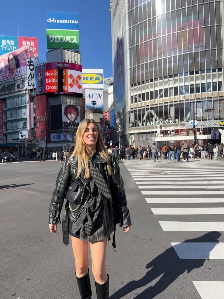 Dessire Verdu Zarco posando en Shibuya, Tokio, con un look moderno y urbano, creando contenido de moda y estilo de vida para Agencia de marketing digital Brilla Influencers y Comunicación