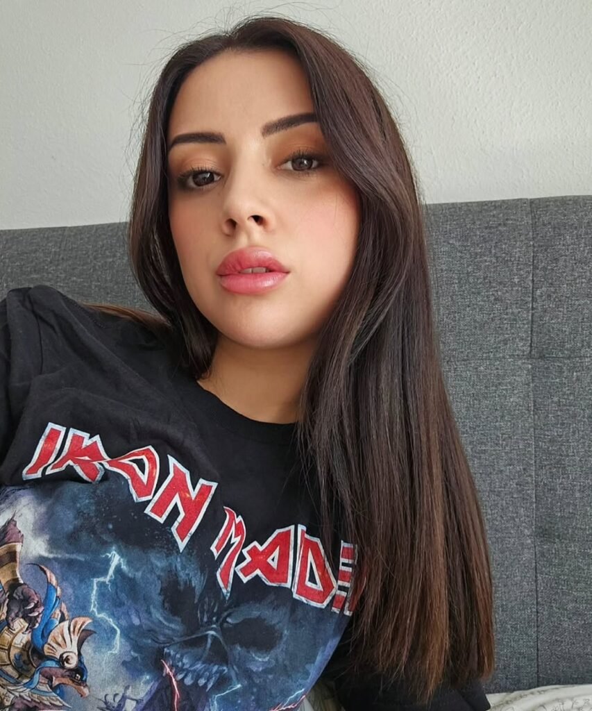 Isidora Diaz posando con camiseta de Iron Maiden, creando contenido de estilo urbano y casual para Agencia de marketing digital Brilla Influencers y Comunicación