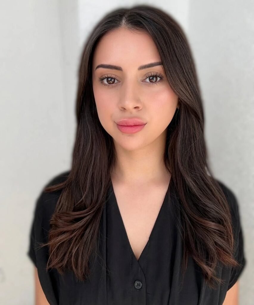 Isidora Diaz posando con un look elegante y natural para contenido visual de moda, creado para Agencia de marketing digital Brilla Influencers y Comunicación