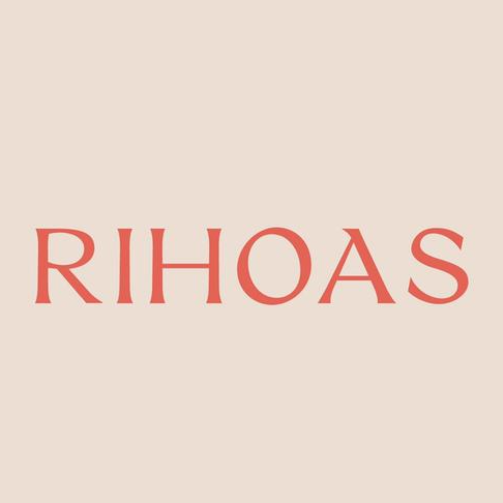 Logo de Rihoas, marca que ofrece productos exclusivos y sofisticados para el hogar con un diseño elegante.