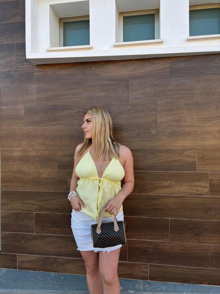 Miriam Castellote mostrando su look casual con bolso elegante.