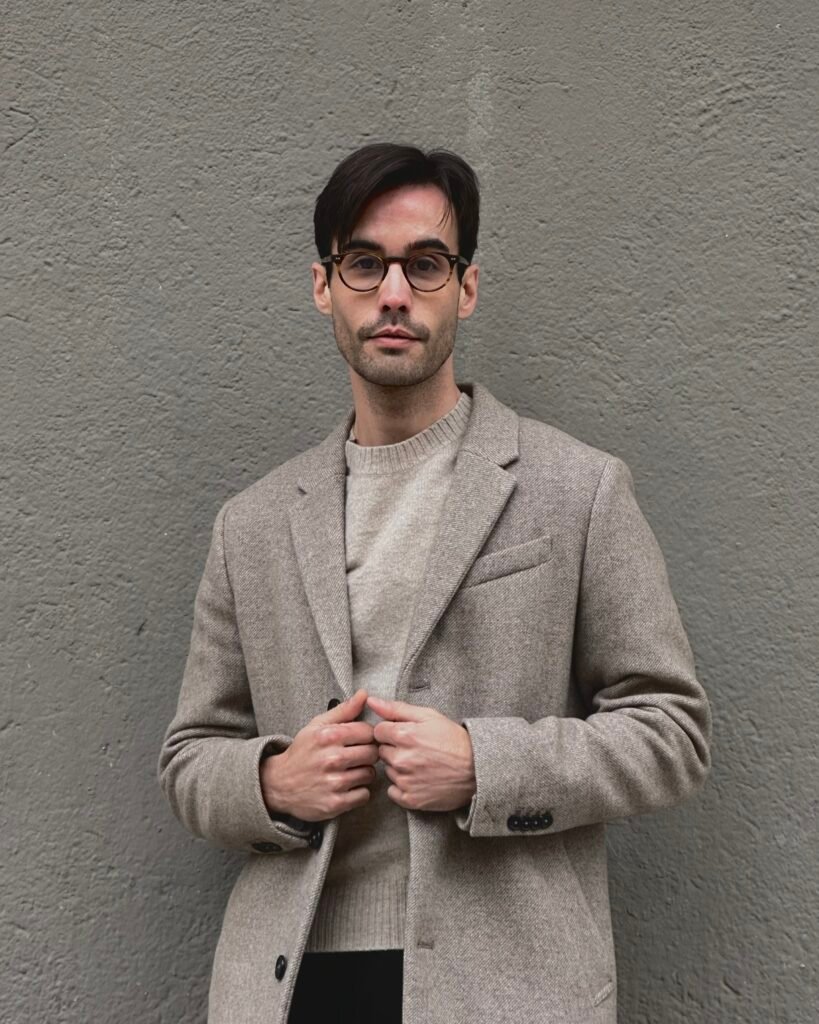 Pablo Gomez UGC moda masculina look elegante abrigo beige gafas