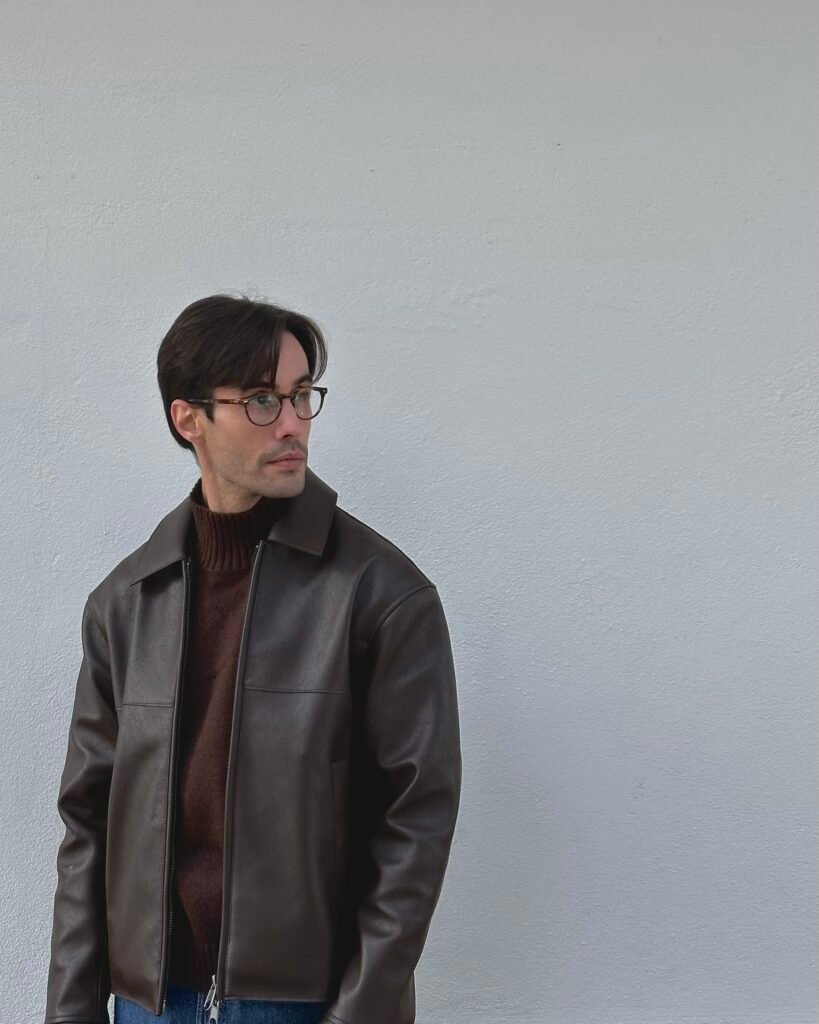 Pablo Gomez UGC chaqueta cuero marrón look masculino elegante