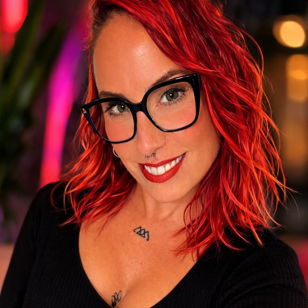 Susanna Ayala Garcia con gafas y un vestido negro, posando en interiores.
