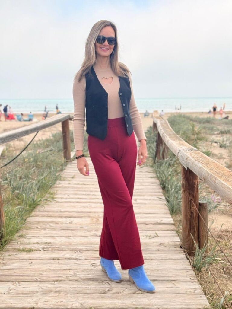 Virginia Sempere posando con un conjunto veraniego en la playa.