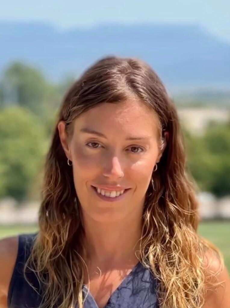 Retrato profesional de mujer al aire libre con fondo natural
