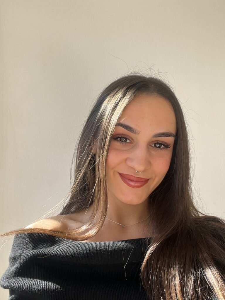 Retrato de María, joven sonriente con cabello largo y liso, mostrando estilo natural y cercano, ideal para contenido de lifestyle y UGC.
