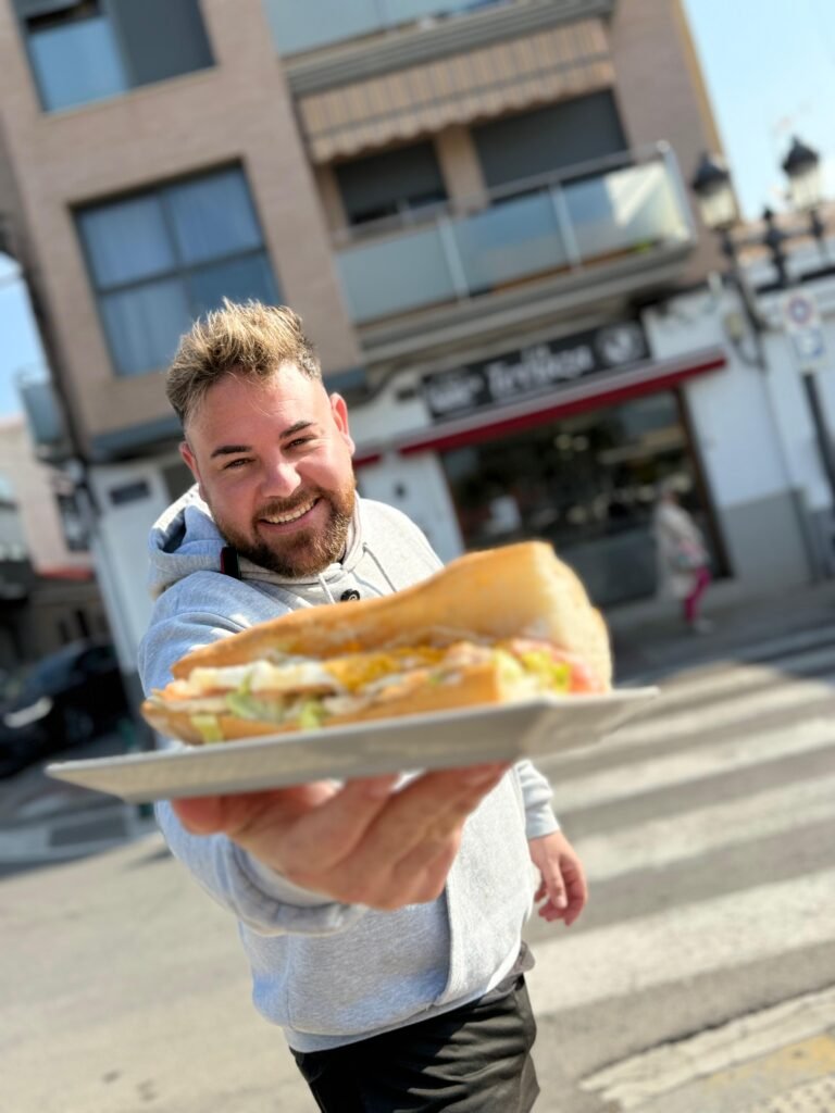 hombre ofreciendo bocadillo grande comida calle restaurante ugc comida