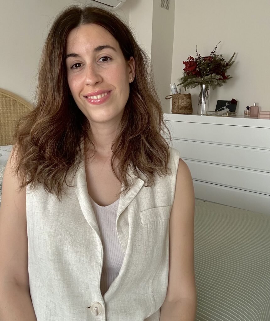 María Robles sonriente frente a cámara, creadora de contenido UGC enfocada en foodie y lifestyle, con fondo neutro y decoración minimalista.