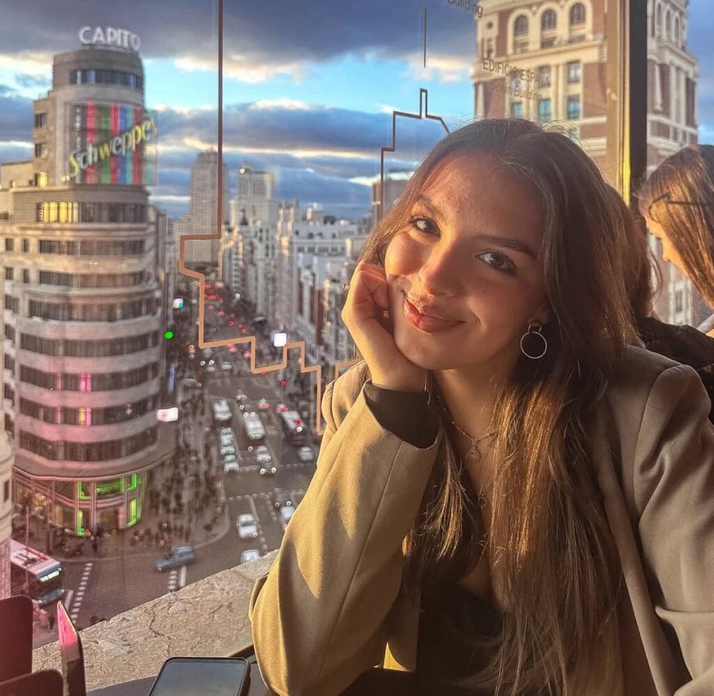 Marina Martínez sonriente en un rooftop con la Gran Vía de Madrid al fondo, contenido UGC lifestyle.