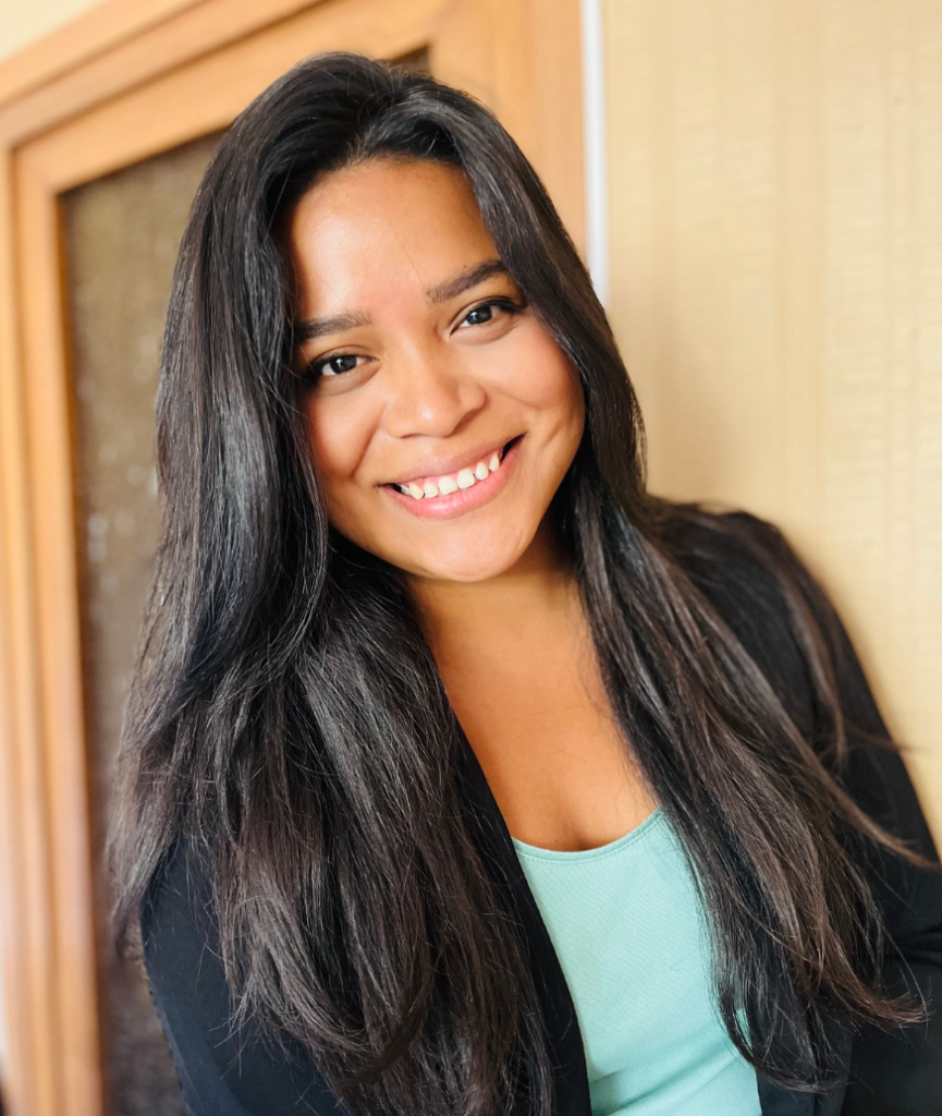 Retrato de Mercedes Vergara, creadora de UGC de maternidad, belleza, tecnología y lifestyle, sonriente y con cabello largo.