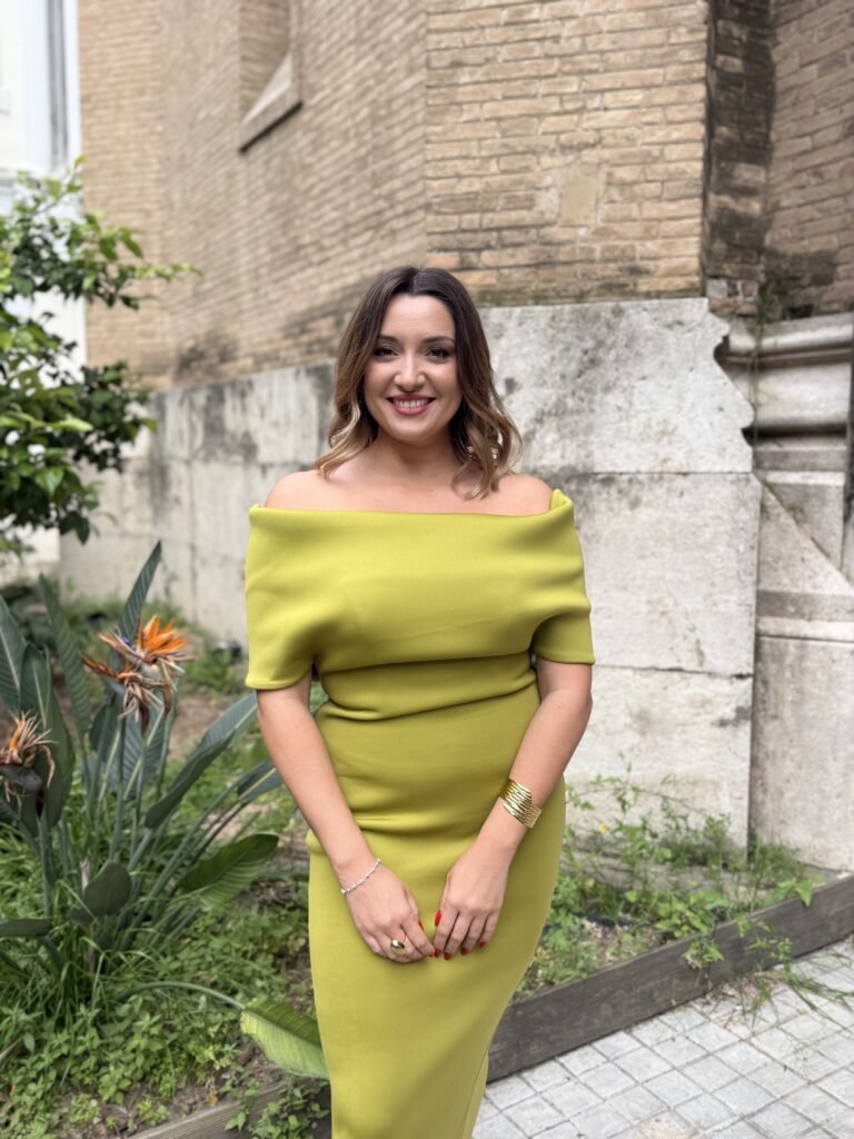 Nuria Gutiérrez mostrando productos de belleza y cuidado personal, creadora UGC de lifestyle.
