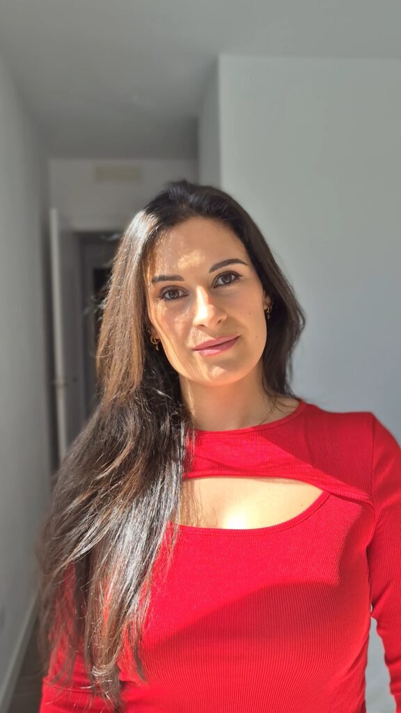 Sara Barrio, creadora de UGC en beauty, lifestyle y tecnología, posando frente a cámara con fondo claro.