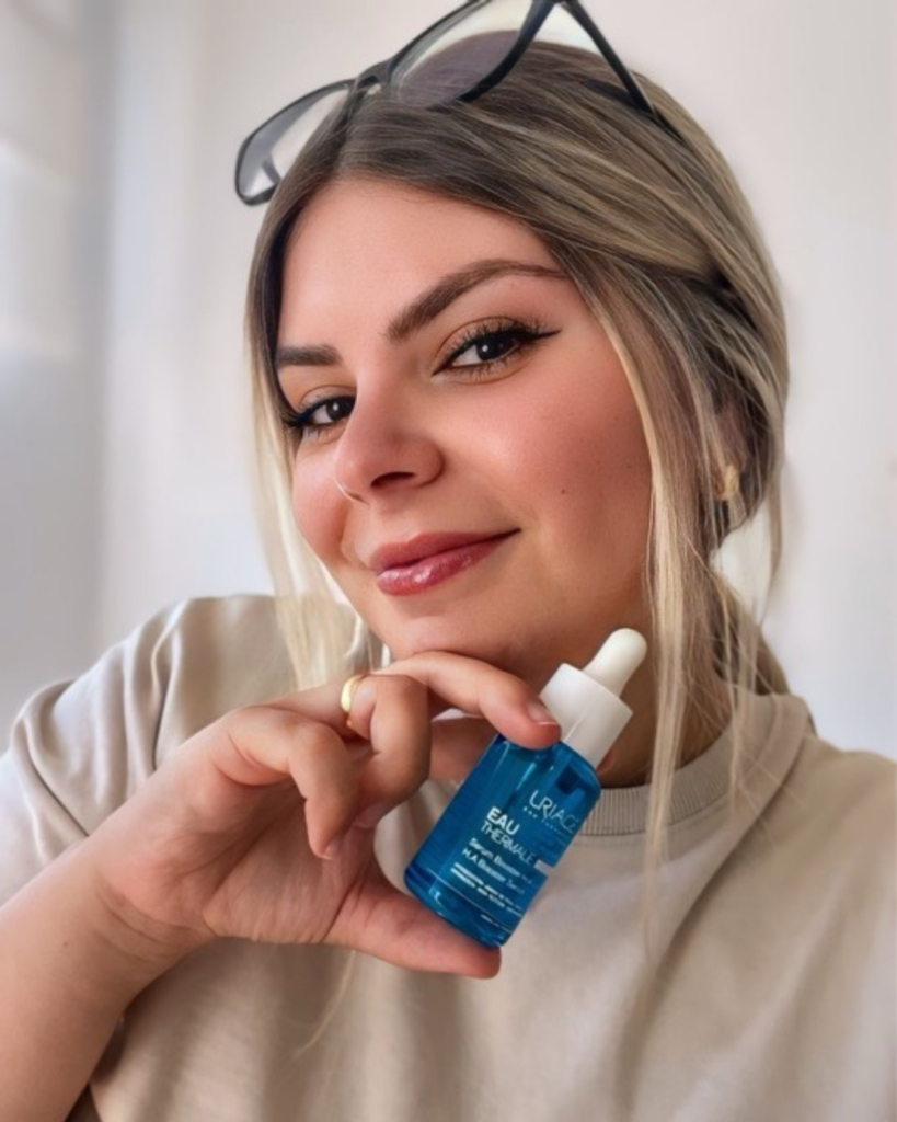 Sara Orbaneja mostrando un serum de cuidado facial, creadora de UGC especializada en maternidad y lifestyle.