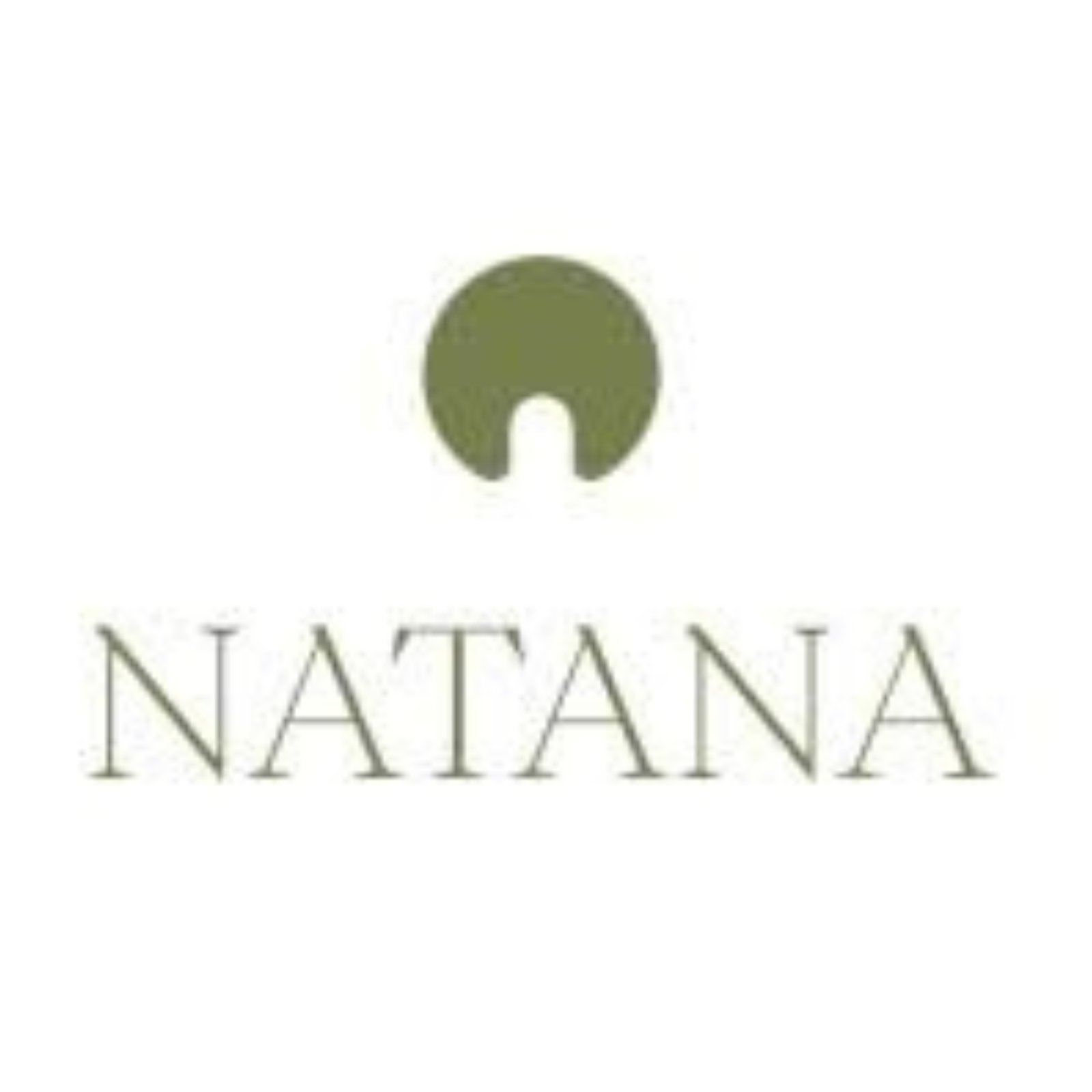 Logo de Natana sobre fondo blanco con isotipo circular en color verde oliva y tipografía elegante, representando una marca de cosmética natural y cuidado facial.