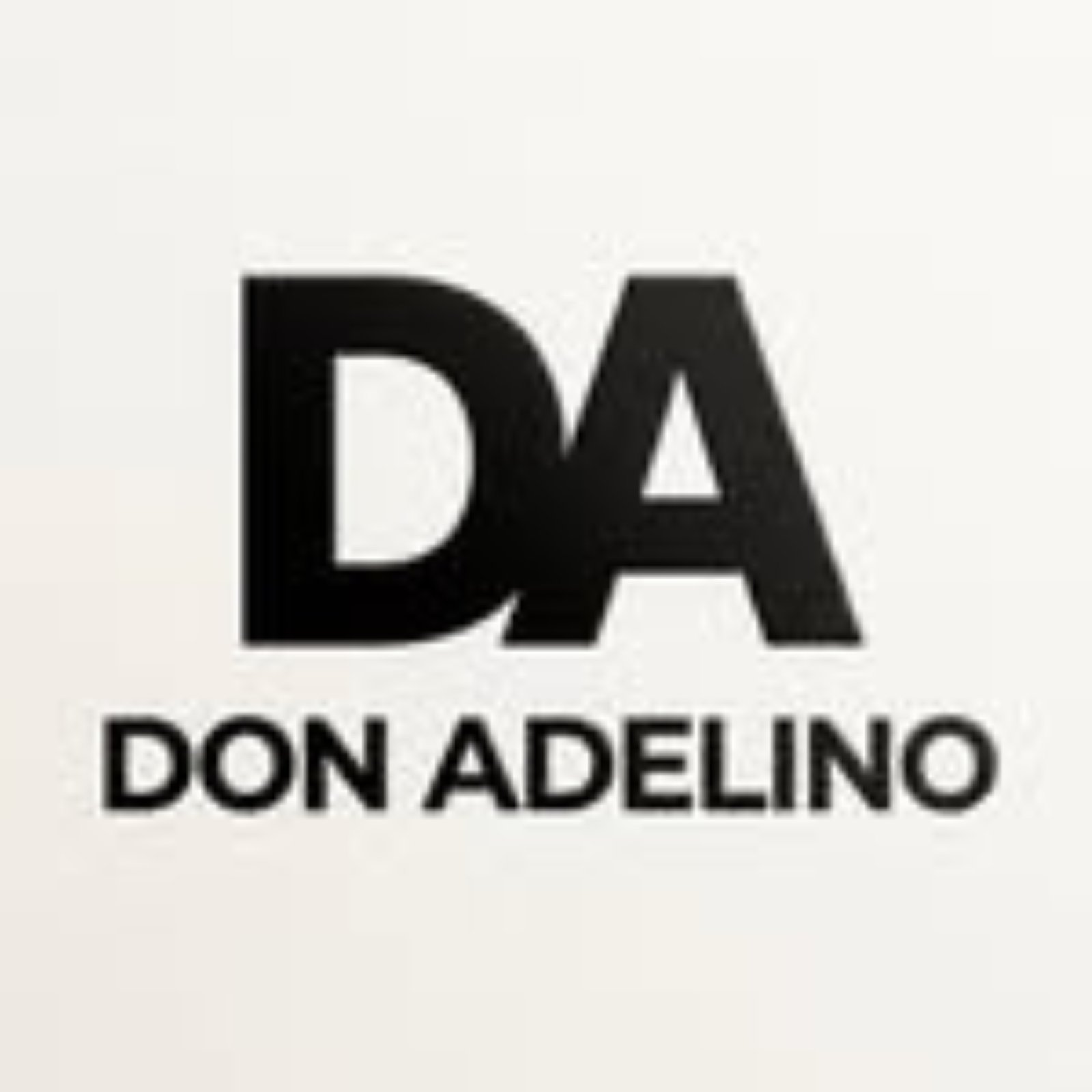 Logo de Don Adelino con iniciales DA en color negro sobre fondo blanco, imagen corporativa de la marca.