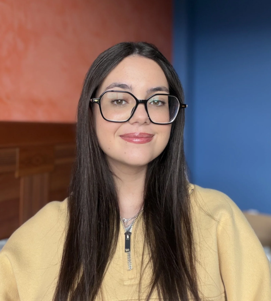 Andrea Suárez sonriente, creadora de contenido promocionando productos de manera auténtica y cercana