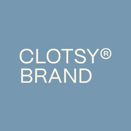 Logo de Clotsy Brand con tipografía blanca sobre fondo azul pastel representando una marca de moda sostenible.