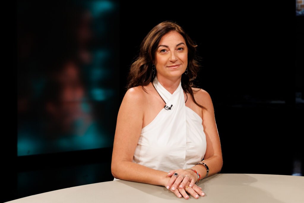 Carolina Marzá posando en un entorno profesional, reflejando elegancia, cercanía y confianza como creadora de contenido UGC especializada en travel, lifestyle y familia.