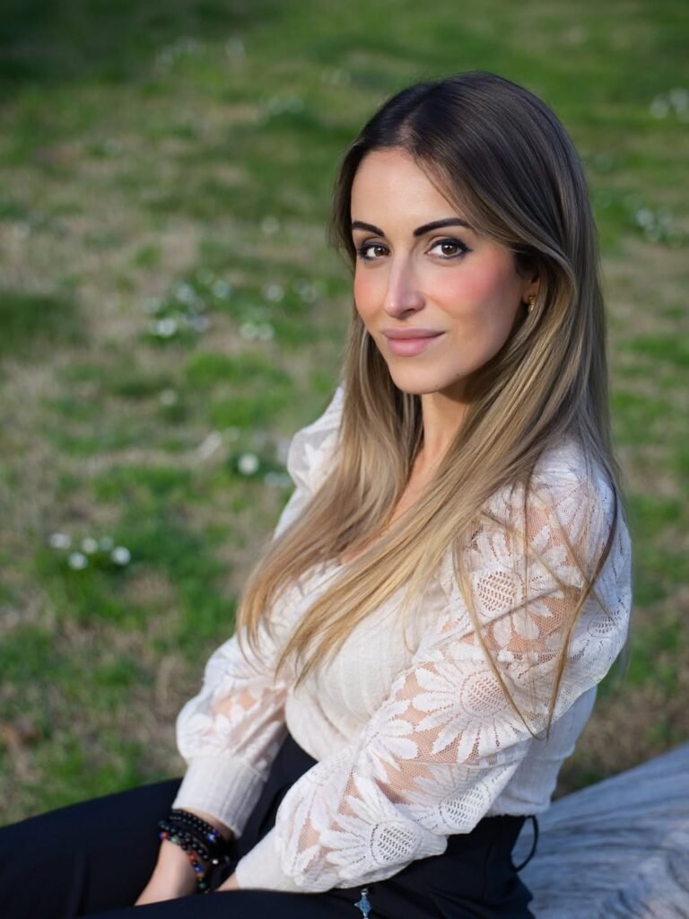 UGC Elisabet Aguilar Águila creadora de contenido lifestyle y beauty en retrato natural al aire libre para marcas y redes sociales