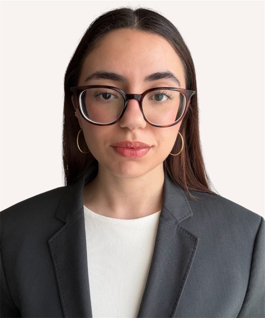 Esther Zecchin, creadora de contenido UGC especializada en lifestyle, posando de forma natural y cercana para campañas de moda, belleza y marcas de consumo.