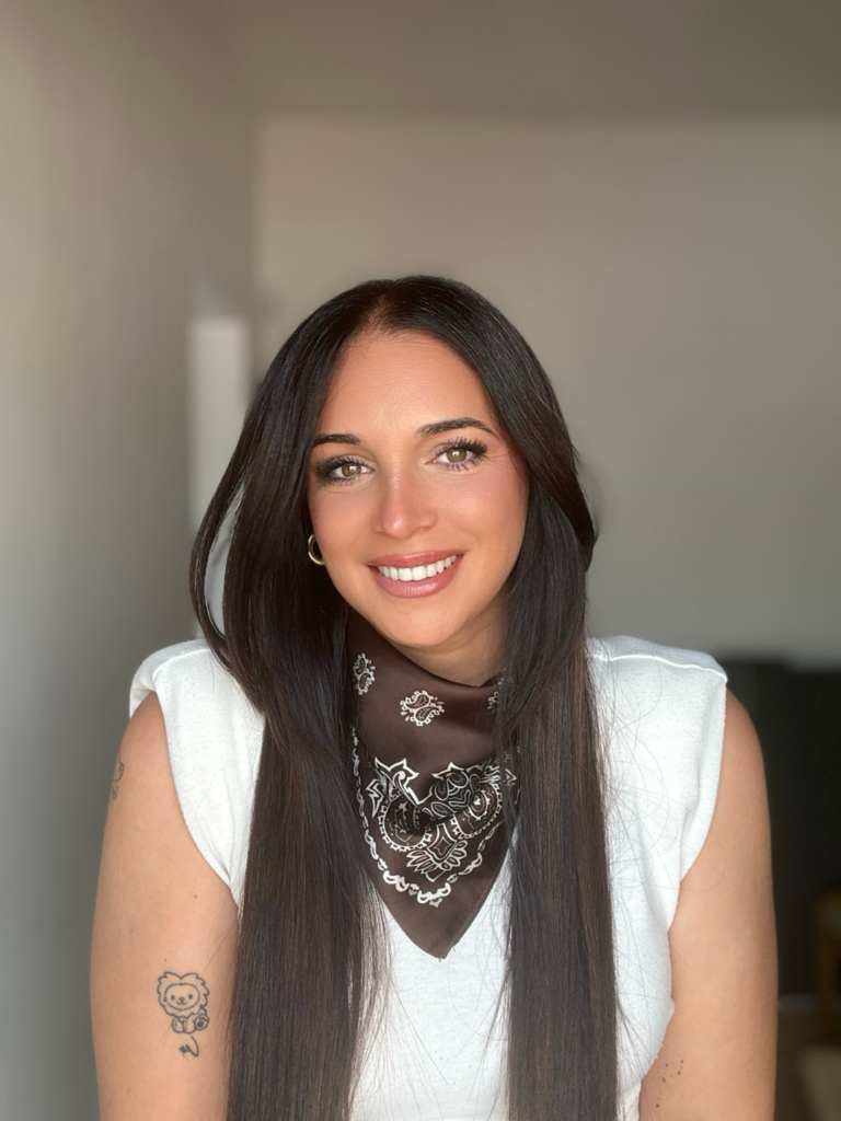 Laura Freyta posando con un look casual y maquillaje natural, transmitiendo un estilo de vida auténtico, cercano y elegante para contenido UGC de lifestyle y belleza.
