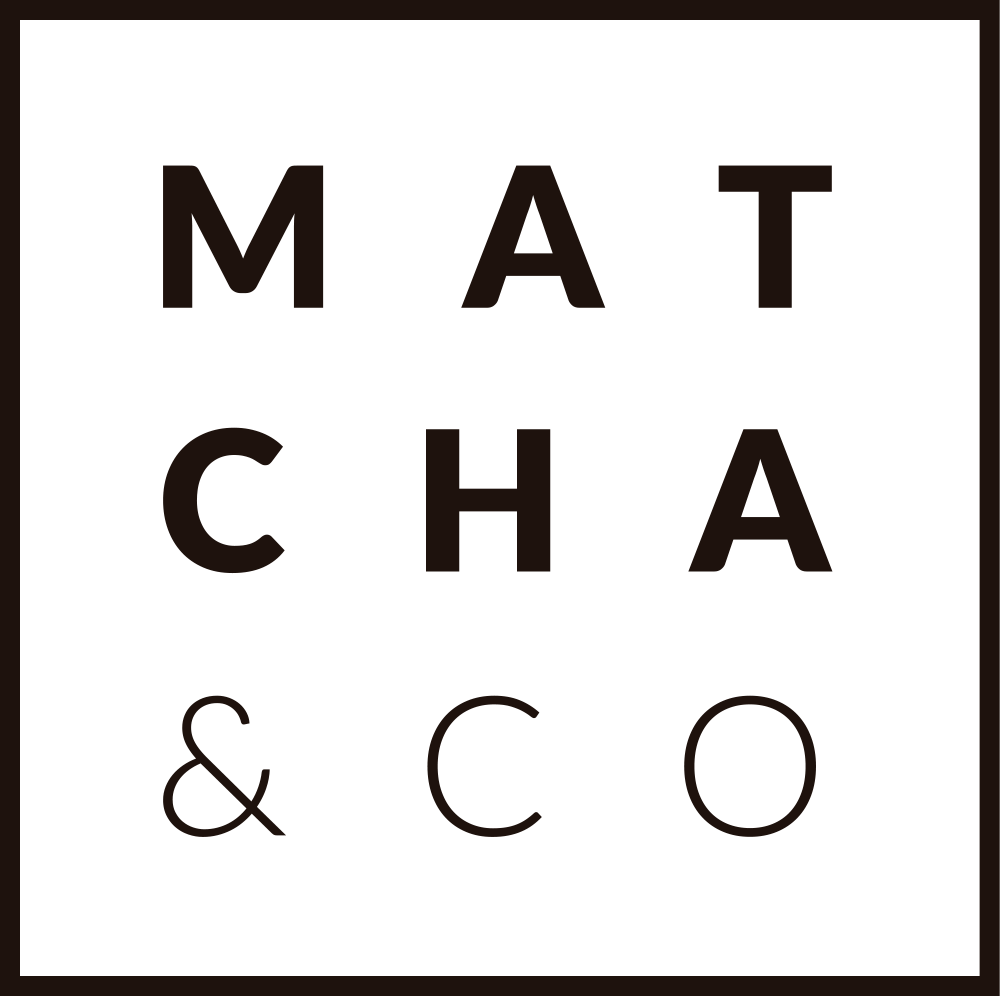 Logo de Matcha & Co con tipografía elegante en color oscuro sobre fondo negro, asociado a productos de matcha y bienestar.