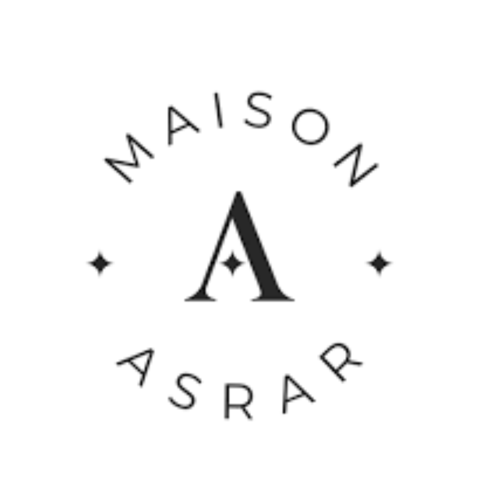 Logotipo de Maison Asrar en color negro sobre fondo blanco, representando la identidad visual de la marca especializada en perfumería y fragancias de lujo.