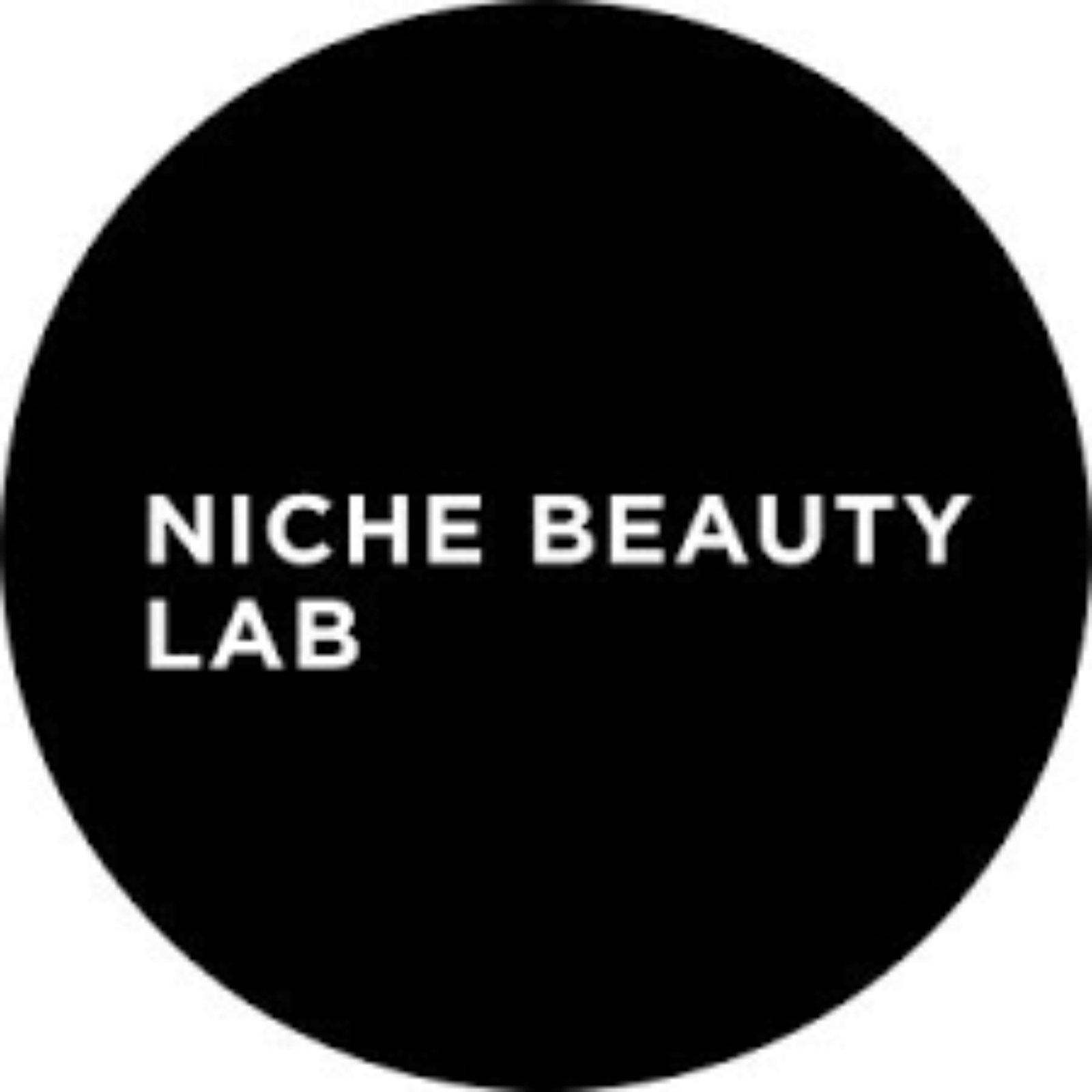 Logotipo de Niche Beauty Lab con diseño minimalista en color blanco sobre fondo negro circular, representando una marca especializada en cosmética y cuidado de la piel.