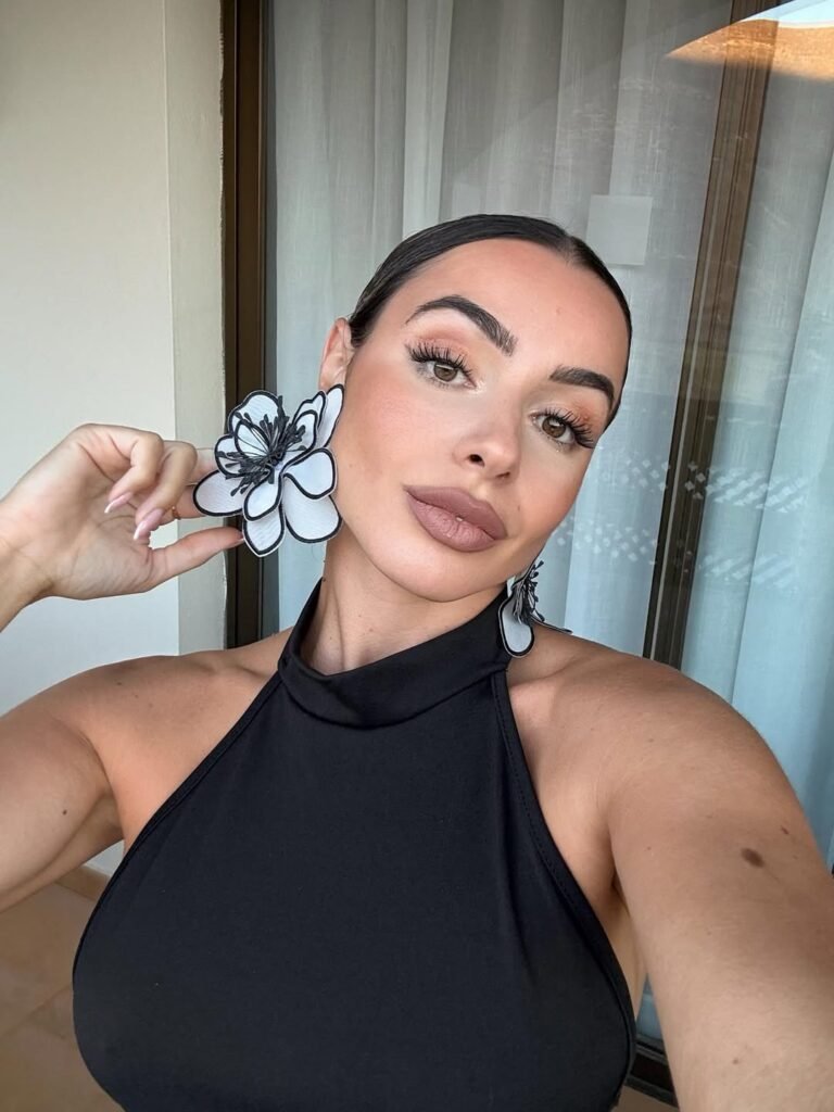 Mari López Jiménez, creadora de contenido UGC especializada en belleza y moda, mostrando un look elegante con maquillaje profesional y accesorios de tendencia.