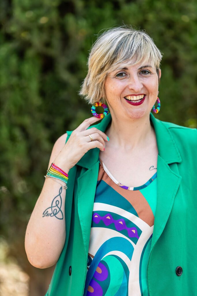 María Moldes Blanco sonríe frente a la cámara con chaqueta verde y pendientes coloridos, mostrando cercanía y autenticidad como creadora de contenido lifestyle.