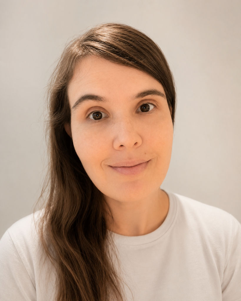 Isabel María Gascón Richarte posando en primer plano con estilo natural y cercano, creadora UGC especializada en contenido foodie y lifestyle.