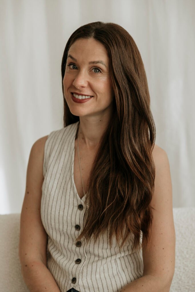 Retrato de Marta Planas Mas, creadora UGC especializada en lifestyle, posando con una sonrisa natural en un entorno luminoso y elegante.