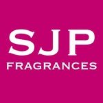 Logotipo de SJP Fragrances en color blanco sobre fondo fucsia.