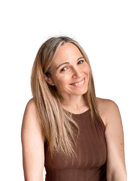 Retrato de Vanesa Casanovas sonriendo a cámara con cabello rubio largo y estilo natural, creadora UGC especializada en lifestyle, bienestar y contenido auténtico para marcas.