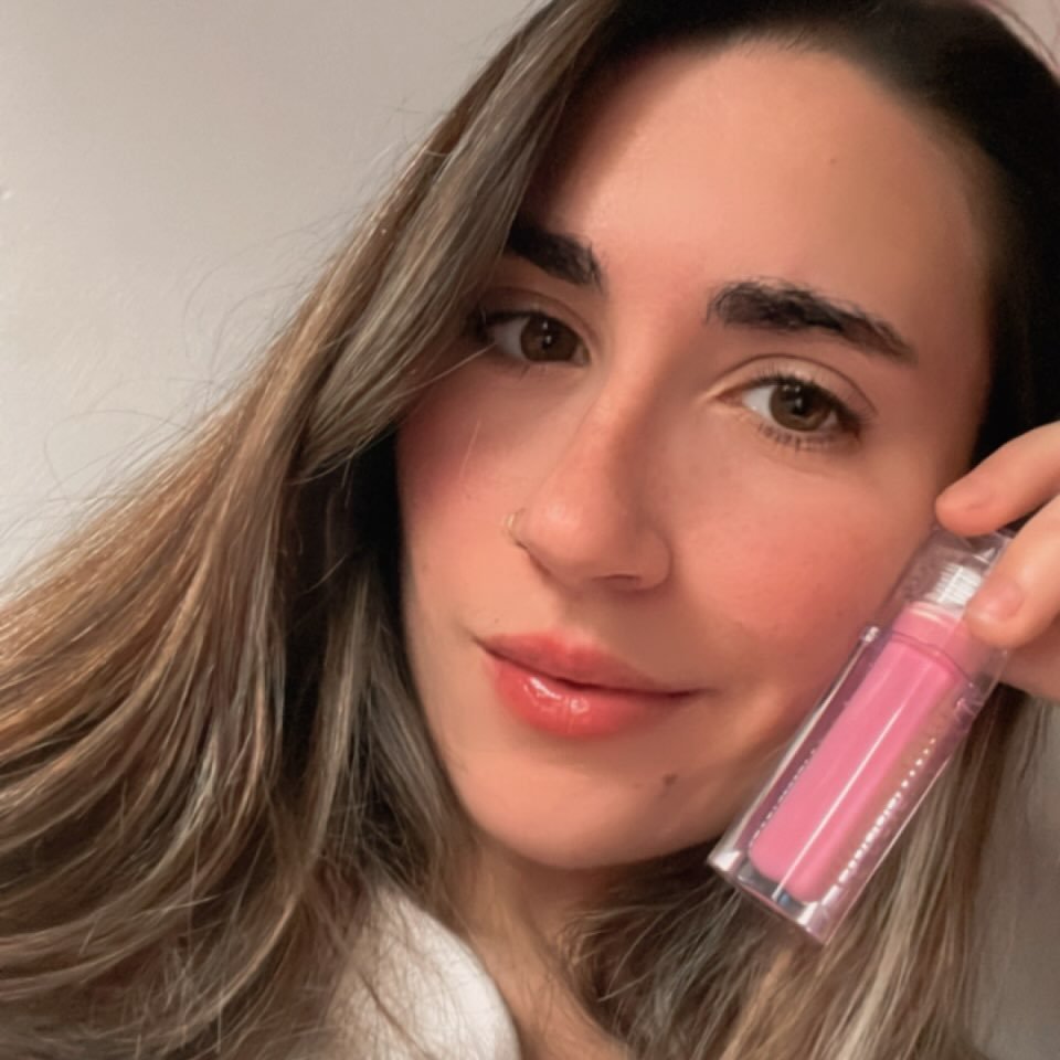 Esthela López mostrando un producto de belleza mientras sonríe, UGC de maquillaje y cuidado de la piel.