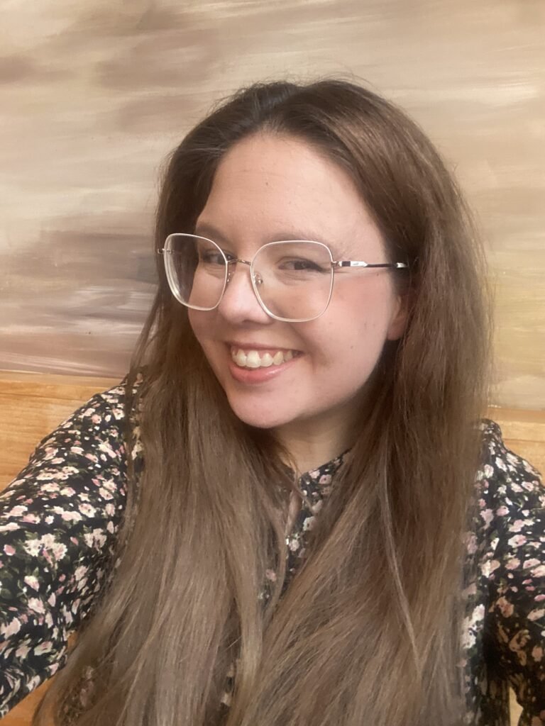 Marina García sonriendo, creadora foodie y lifestyle compartiendo experiencias gastronómicas y de estilo de vida