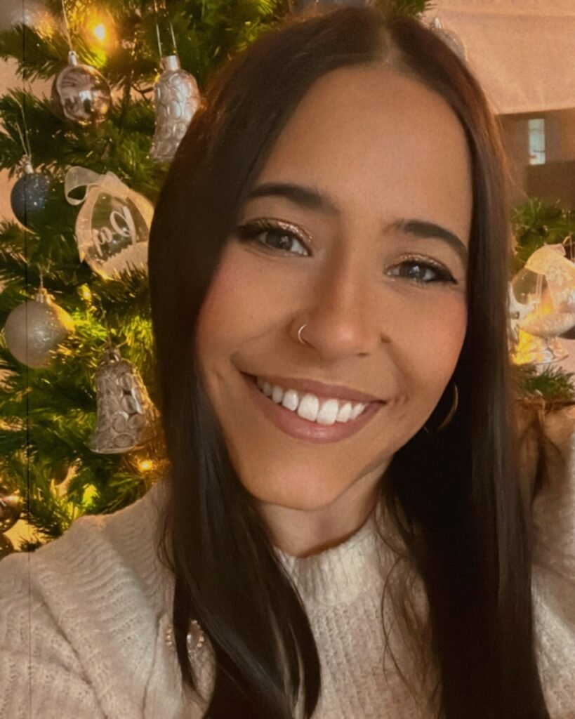 UGC Marta Salado Sánchez, creadora de contenido Lifestyle y Belleza sonriendo frente a un árbol de Navidad para colaboraciones con marcas – Agencia Brilla.