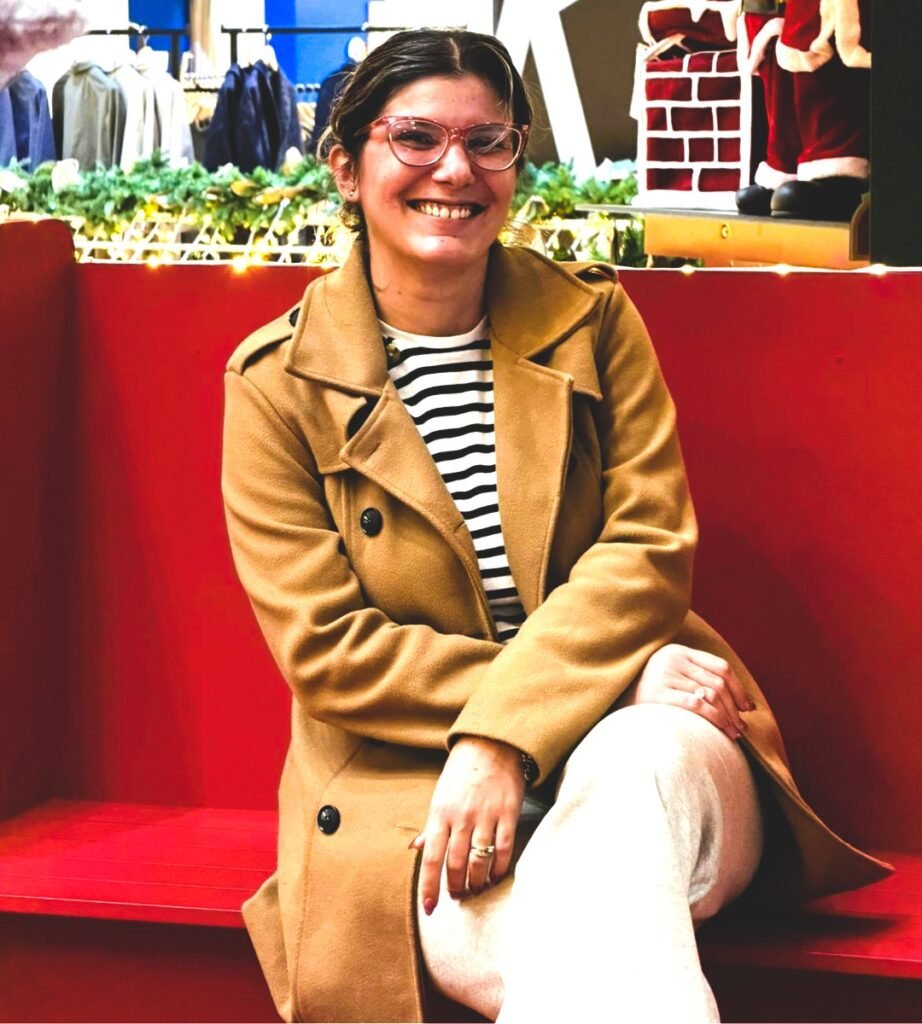 UGC Amalia Hernández Soler creando contenido lifestyle y moda casual en ambiente urbano – Agencia Brilla.