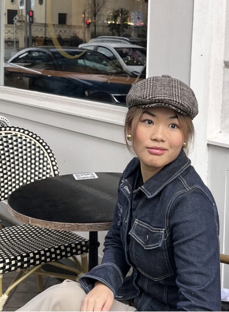 Creadora UGC Ana Yao Gómez López con look urbano en una terraza, contenido de moda y lifestyle – Agencia Brilla.