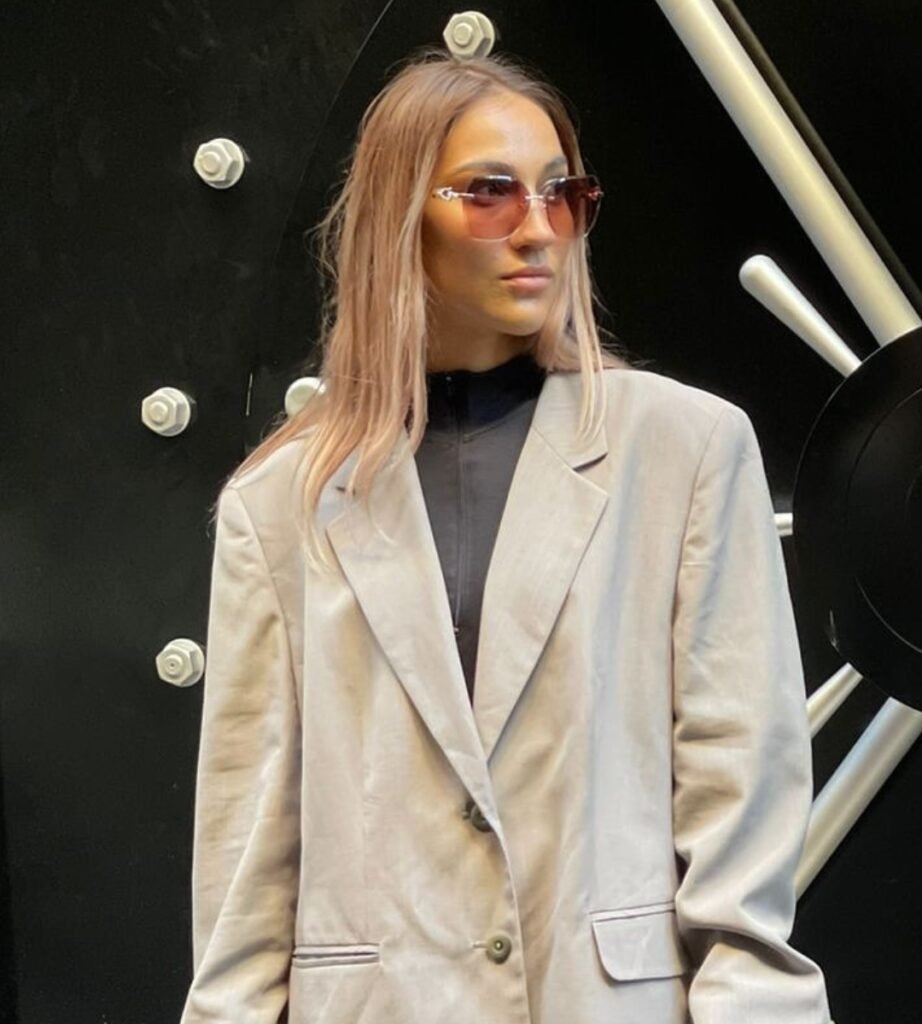 UGC Salome Akhvlediani posando con blazer oversize y gafas de sol en ambiente urbano – Agencia Brilla.