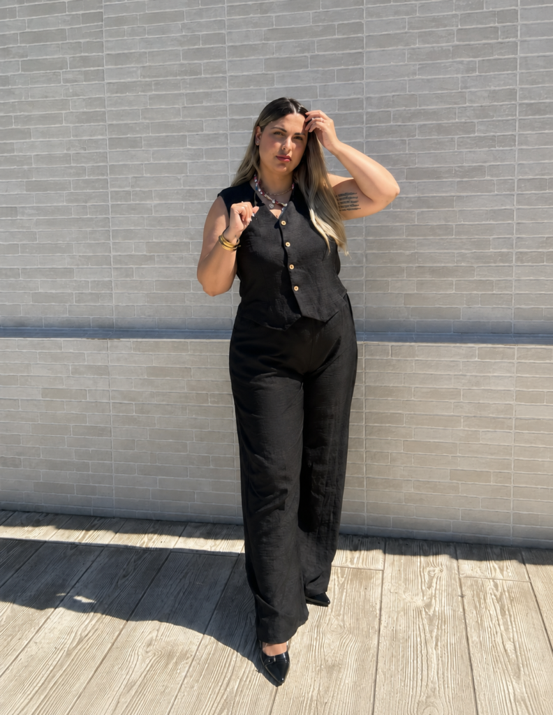 UGC Prisciifitmom creando contenido de moda con look negro elegante – Agencia Brilla.