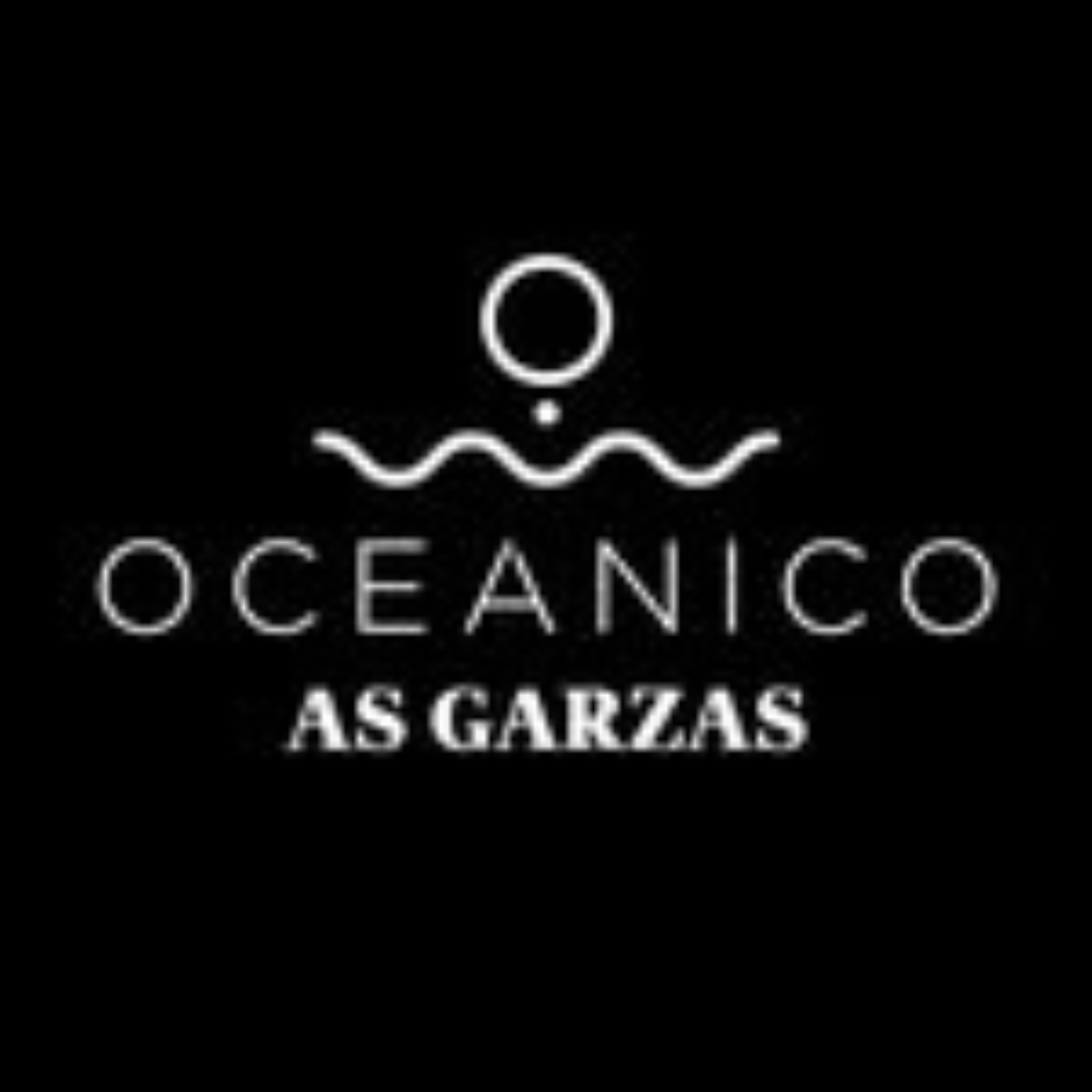 Logotipo blanco de Oceánico As Garzas sobre fondo negro.