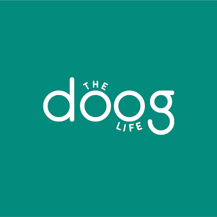 Logotipo blanco de The Doog Life sobre fondo verde, marca de productos para perros.
